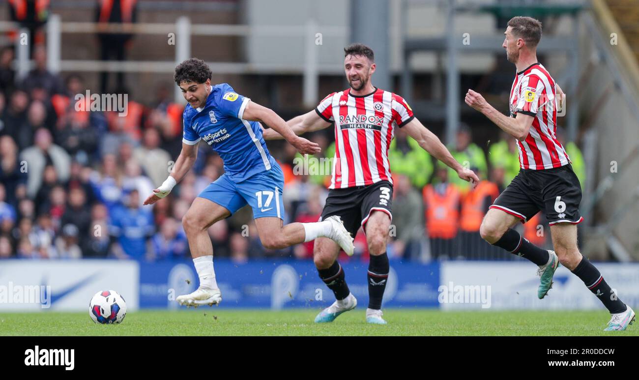 Birmingham, Großbritannien. 08. Mai 2023. Reda Khadra von Birmingham City versucht, sich zu trennen, verfolgt von Enda Stevens #3 von Sheffield United und Chris Basham #6 während des EFL Sky Bet Championship-Spiels zwischen Birmingham City und Sheffield Utd am 8. Mai 2023 in St. Andrews, Birmingham, England. Foto: Stuart Leggett. Nur redaktionelle Verwendung, Lizenz für kommerzielle Verwendung erforderlich. Keine Verwendung bei Wetten, Spielen oder Veröffentlichungen von Clubs/Ligen/Spielern. Kredit: UK Sports Pics Ltd/Alamy Live News Stockfoto