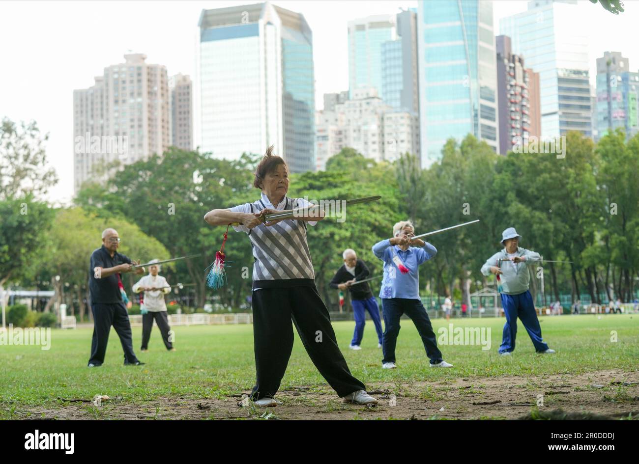 Leute, die Tai Chi-Übungen im Victoria Park in Causeway Bay machen. Die Regierung kündigte an, dass der Hauptgeschäftsführer im Rat die Änderungen der Verordnung zur Prävention und Bekämpfung von Krankheiten (Verbot der Sammlung) (Cap. 599G) gebilligt hat, um die maximale Anzahl von Personen, die an öffentlichen Orten bei Gruppenversammlungen teilnehmen dürfen, von vier auf 12 zu erhöhen. Oktober 22 SCMP / Sam Tsang Stockfoto