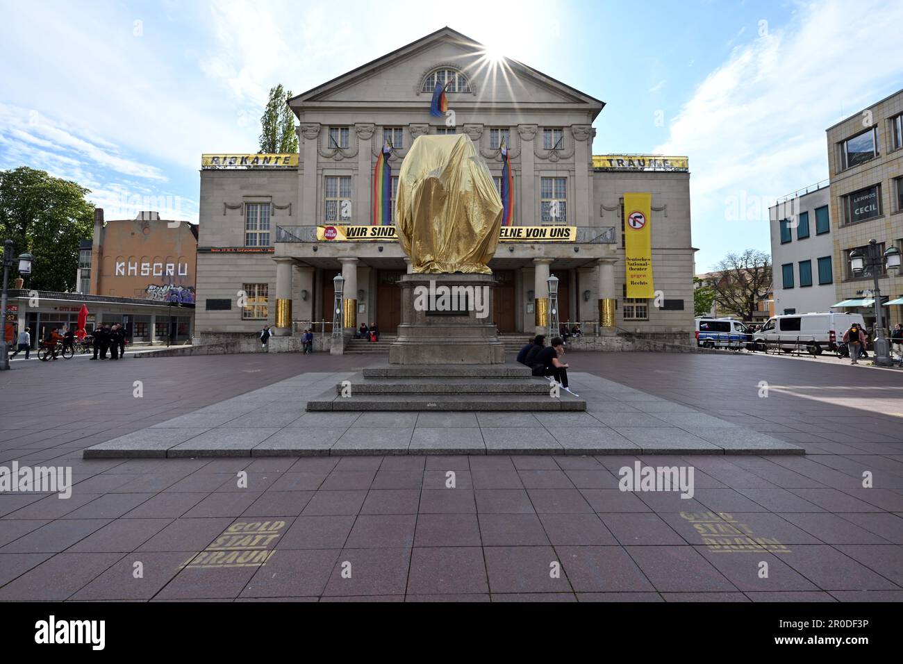 Weimar, Deutschland. 08. Mai 2023. Das Goethe-Schiller-Denkmal vor dem Deutschen Nationaltheater am Theaterplatz ist mit goldfarbener Folie bedeckt, bevor die AfD eine Rallye beginnt. Es handelt sich um eine Aktion unter dem Motto "Gold statt Braun". An diesem Tag finden in Thüringen zahlreiche Veranstaltungen statt, um den Tag der Befreiung vom Nationalsozialismus zu begehen. Kredit: Martin Schutt/dpa/Alamy Live News Stockfoto