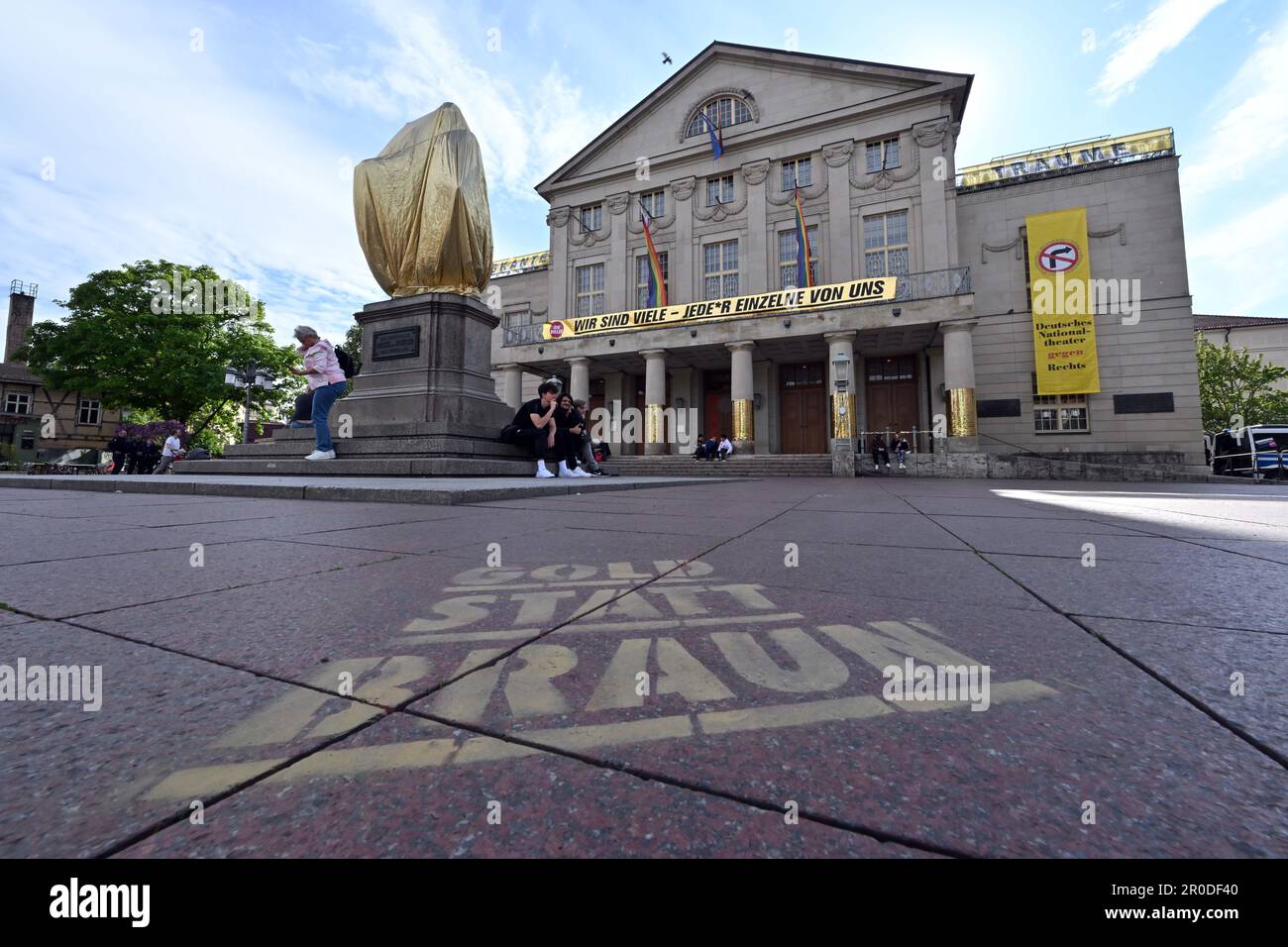 Weimar, Deutschland. 08. Mai 2023. Das Goethe-Schiller-Denkmal vor dem Deutschen Nationaltheater am Theaterplatz ist mit goldfarbener Folie bedeckt, bevor die AfD eine Rallye beginnt. Es handelt sich um eine Aktion unter dem Motto "Gold statt Braun". An diesem Tag finden in Thüringen zahlreiche Veranstaltungen statt, um den Tag der Befreiung vom Nationalsozialismus zu begehen. Kredit: Martin Schutt/dpa/Alamy Live News Stockfoto
