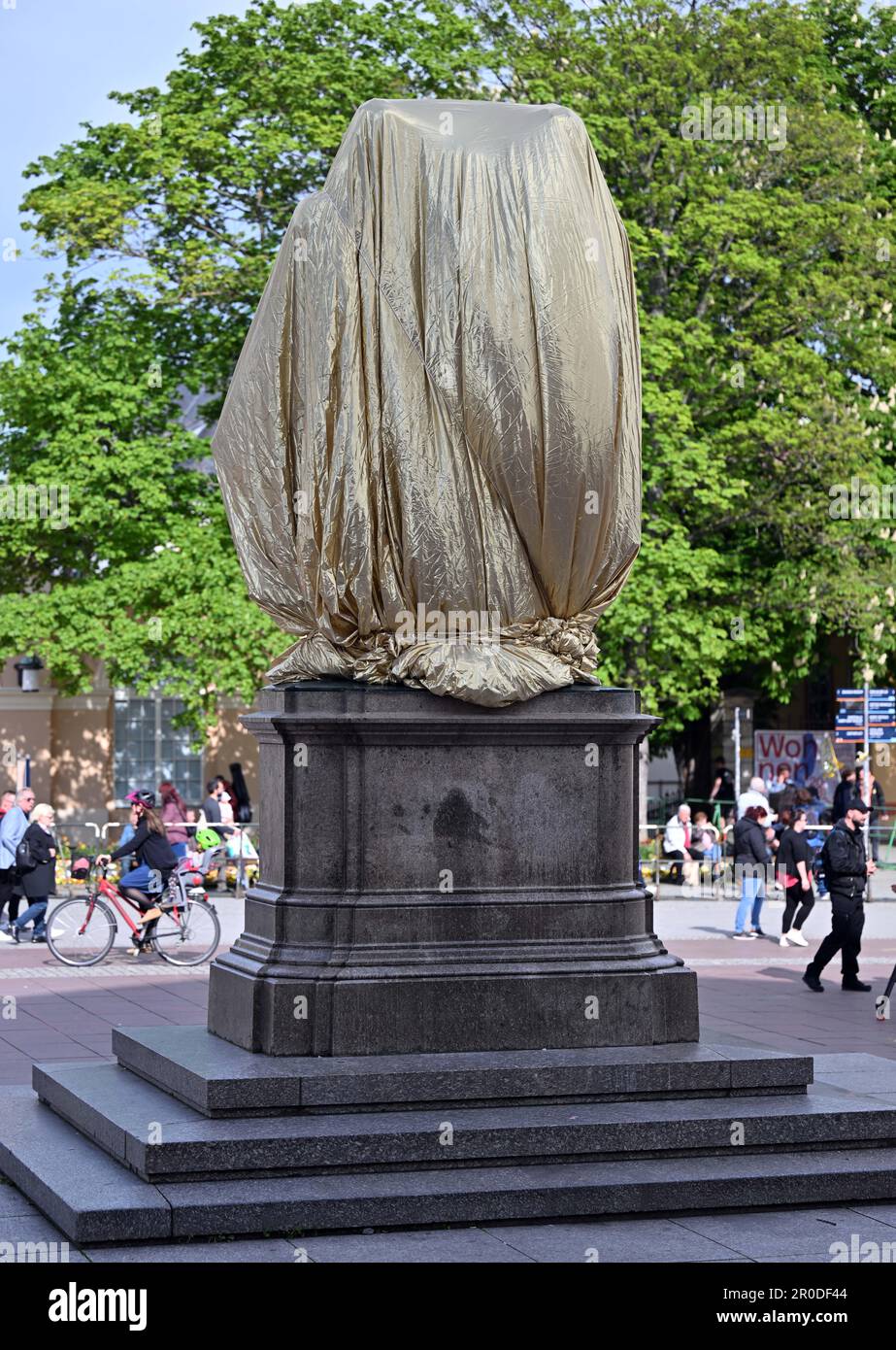 Weimar, Deutschland. 08. Mai 2023. Das Goethe-Schiller-Denkmal vor dem Deutschen Nationaltheater am Theaterplatz ist mit goldfarbener Folie bedeckt, bevor die AfD eine Rallye beginnt. Es handelt sich um eine Aktion unter dem Motto "Gold statt Braun". An diesem Tag finden in Thüringen zahlreiche Veranstaltungen statt, um den Tag der Befreiung vom Nationalsozialismus zu begehen. Kredit: Martin Schutt/dpa/Alamy Live News Stockfoto