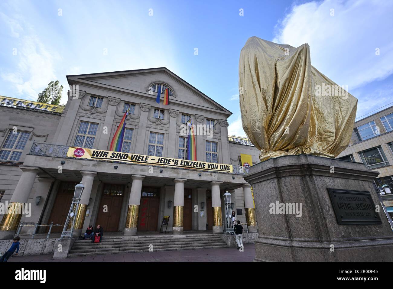 Weimar, Deutschland. 08. Mai 2023. Das Goethe-Schiller-Denkmal vor dem Deutschen Nationaltheater am Theaterplatz ist mit goldfarbener Folie bedeckt, bevor die AfD eine Rallye beginnt. Es handelt sich um eine Aktion unter dem Motto "Gold statt Braun". An diesem Tag finden in Thüringen zahlreiche Veranstaltungen statt, um den Tag der Befreiung vom Nationalsozialismus zu begehen. Kredit: Martin Schutt/dpa/Alamy Live News Stockfoto