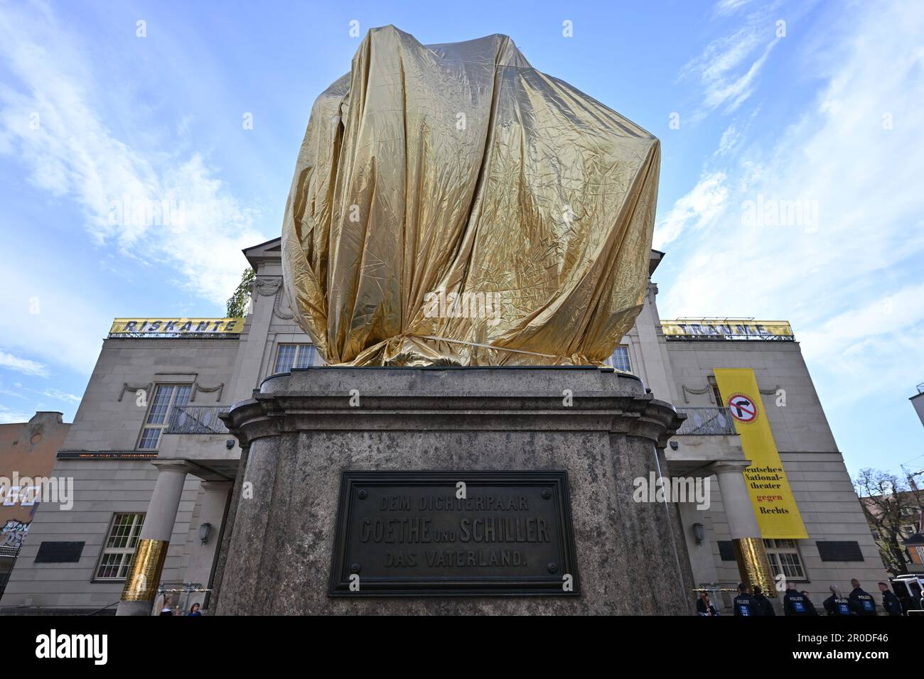 Weimar, Deutschland. 08. Mai 2023. Das Goethe-Schiller-Denkmal vor dem Deutschen Nationaltheater am Theaterplatz ist mit goldfarbener Folie bedeckt, bevor die AfD eine Rallye beginnt. Es handelt sich um eine Aktion unter dem Motto "Gold statt Braun". An diesem Tag finden in Thüringen zahlreiche Veranstaltungen statt, um den Tag der Befreiung vom Nationalsozialismus zu begehen. Kredit: Martin Schutt/dpa/Alamy Live News Stockfoto