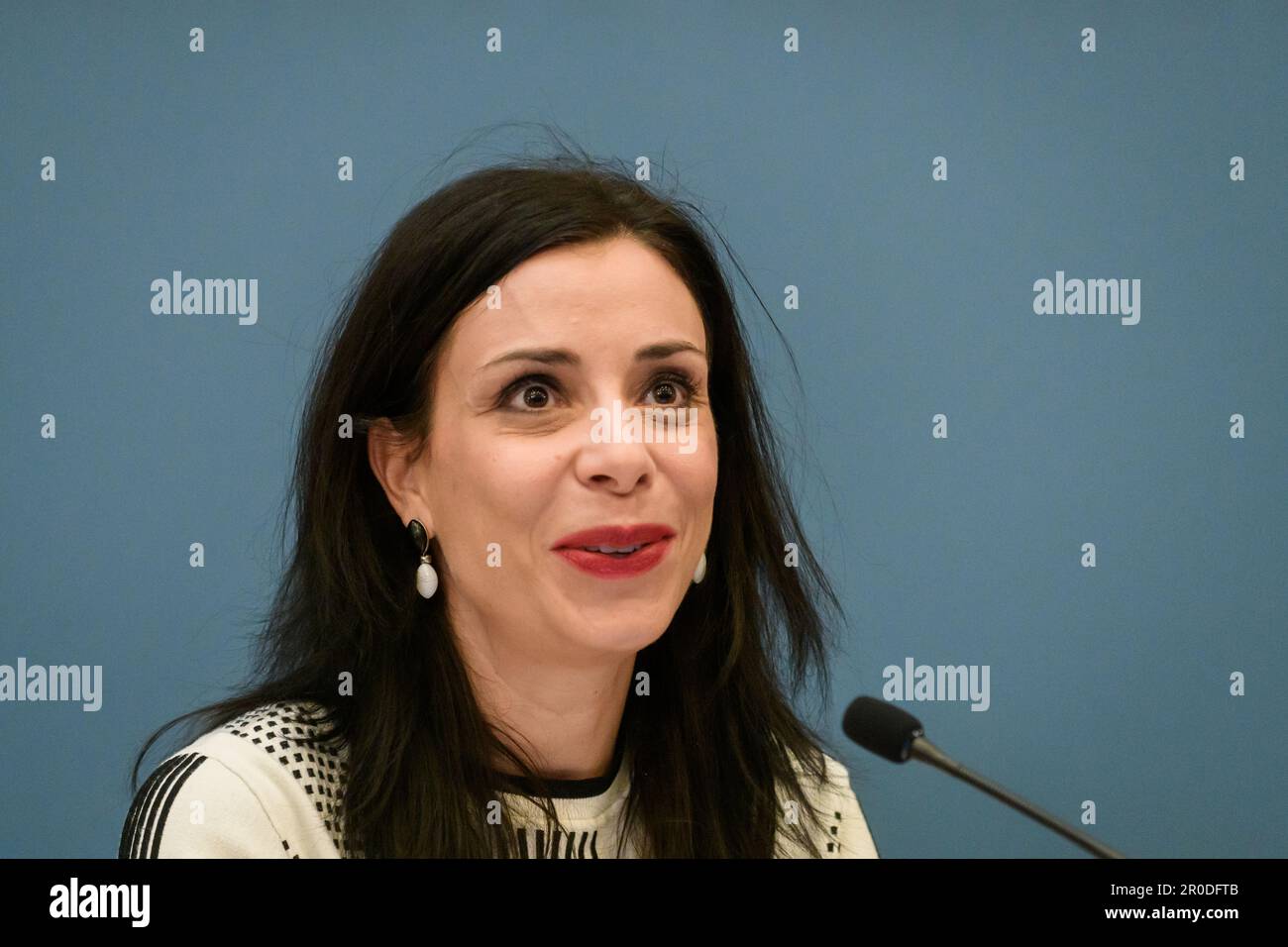 RIGA, Lettland. 8. Mai 2023. Dominique Hasler (auf Foto), Minister für auswärtige Angelegenheiten, Bildung und Sport Liechtensteins, und Edgars Rinkevics, Außenminister Lettlands, während der Pressekonferenz. Kredit: Gints Ivuskans/Alamy Live News Stockfoto