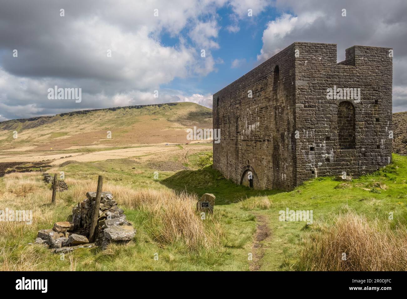 07.05.23 Marsden, West Yorkshire, Vereinigtes Königreich. Verlassenes Gebäude in der Nähe von Theives Clough am Marsden Moor mit Pule Hill im Hintergrund Stockfoto