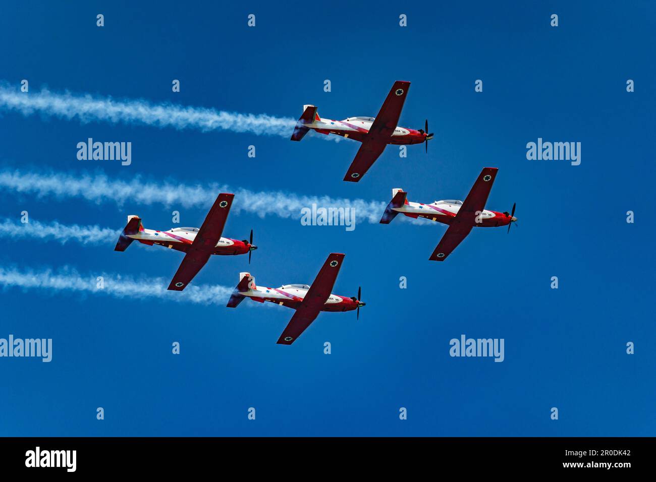 Vier israelische Beechcraft T-6 Texan II Militärflugzeuge der israelischen Luftwaffe (IAF), die eine Luftaufführung über Israel durchführen Stockfoto