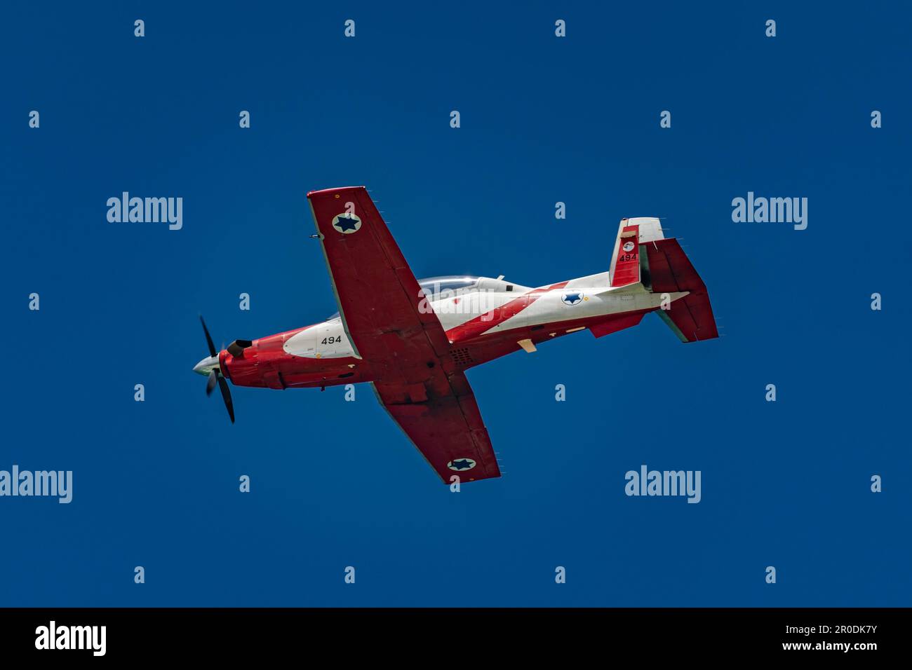 Ein Beechcraft T-6 Texan II Flugzeug der Israeli Air Force (IAF) Aerobatic Team fliegt während der jährlichen Feier von in Formation Stockfoto