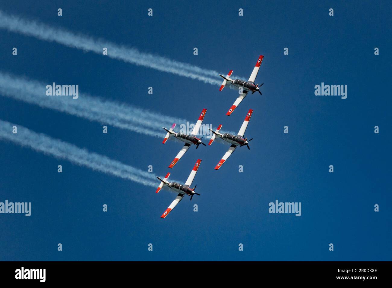 Vier israelische Beechcraft T-6 Texan II Militärflugzeuge der israelischen Luftwaffe (IAF), die eine Luftaufführung über Israel durchführen Stockfoto