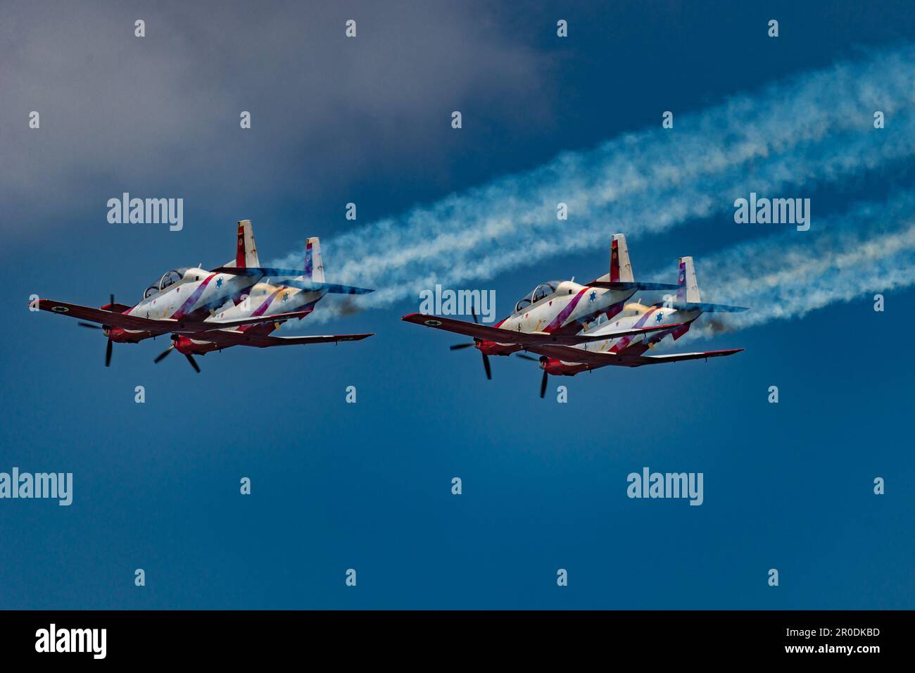 Vier israelische Beechcraft T-6 Texan II vom IAF Aerobatic Team treten am Unabhängigkeitstag 2022 auf Stockfoto