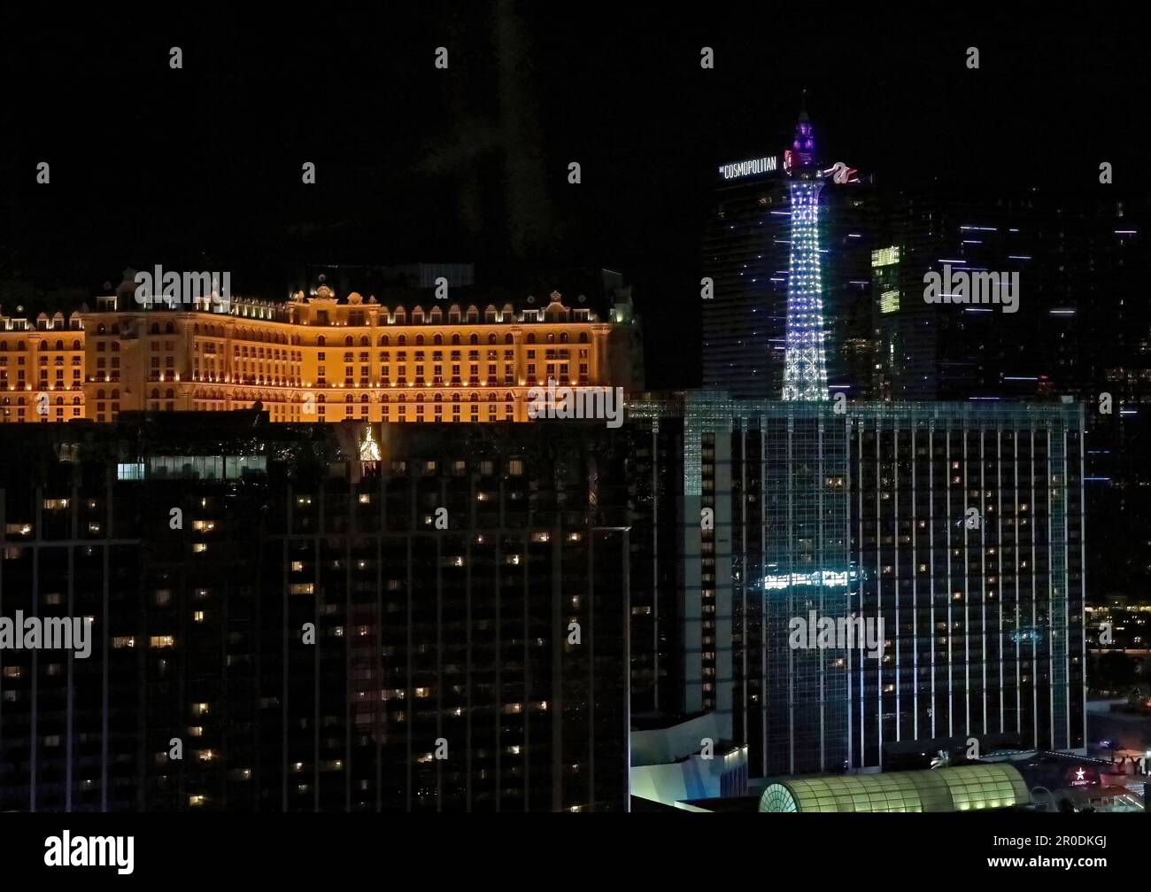 Resorts am S. Las Vegas Blvd., dem Strip bei Nacht, dem Cosmopolitan Las Vegas Resort and Casino und dem Eiffelturm des Paris Las Vegas Hotels. Stockfoto