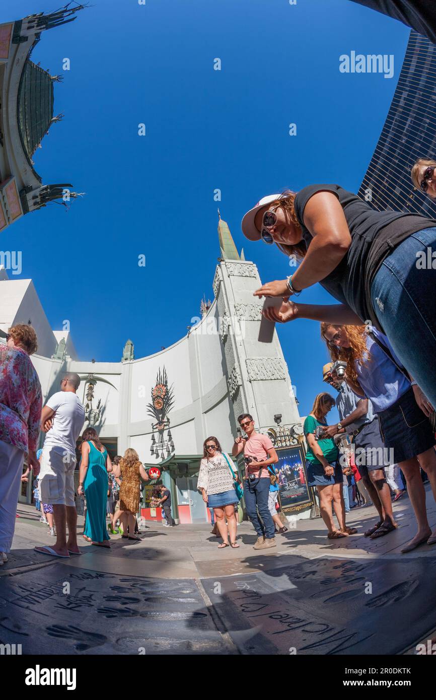 Los Angeles, USA - 26. Juni 2012: Handabdrücke von Stars in Hollywood im Beton der Vorführungen des chinesischen Theaters. Es gibt fast 200 Promi-ha Stockfoto