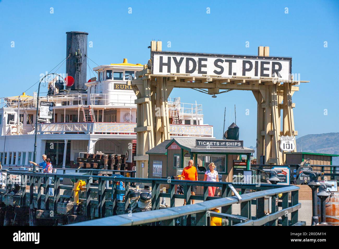 San Francisco, USA - 20. Juni 2012: Besucher der alten historischen Schiffe am hyde Street Pier in San Francisco. Stockfoto