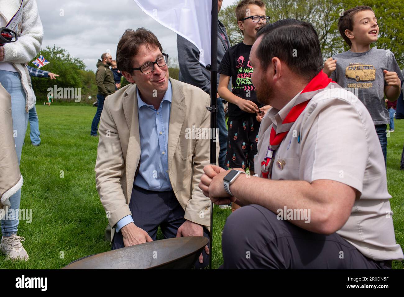 Brentwood, großbritannien, 8. Mai, 2023. Alex Burghart, MP von Brentwood, besucht das Karbonationsfestival im Park und probiert einige der Aktivitäten, die Richard Lincoln/Alamy Live News gutgeschrieben werden Stockfoto