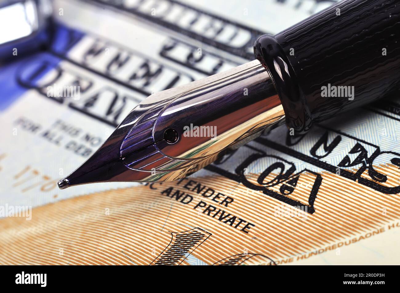 Metall-Feder Stift und Dollar Bill, Nahaufnahme Stockfoto