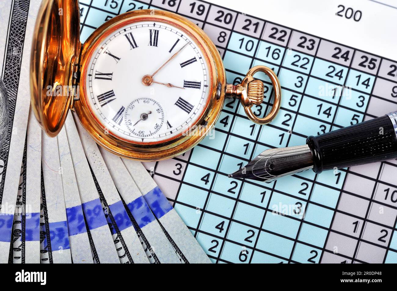 Taschenuhr, Stift und Dollar extra hautnah Stockfoto