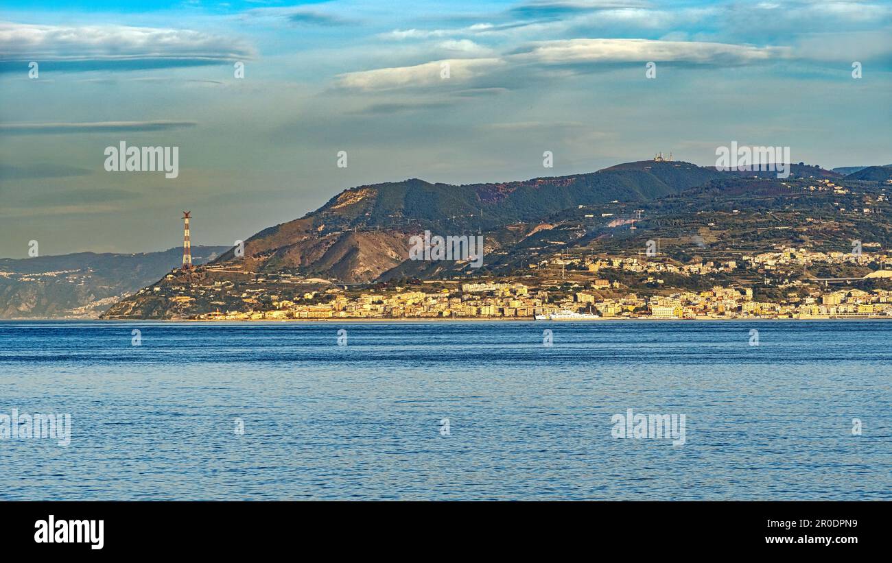 Die bergigen Küsten Kalabriens in der Straße von Messina. Die Städte Villa San Giovanni und die Metropolstadt Reggio Calabria. Messina Stockfoto