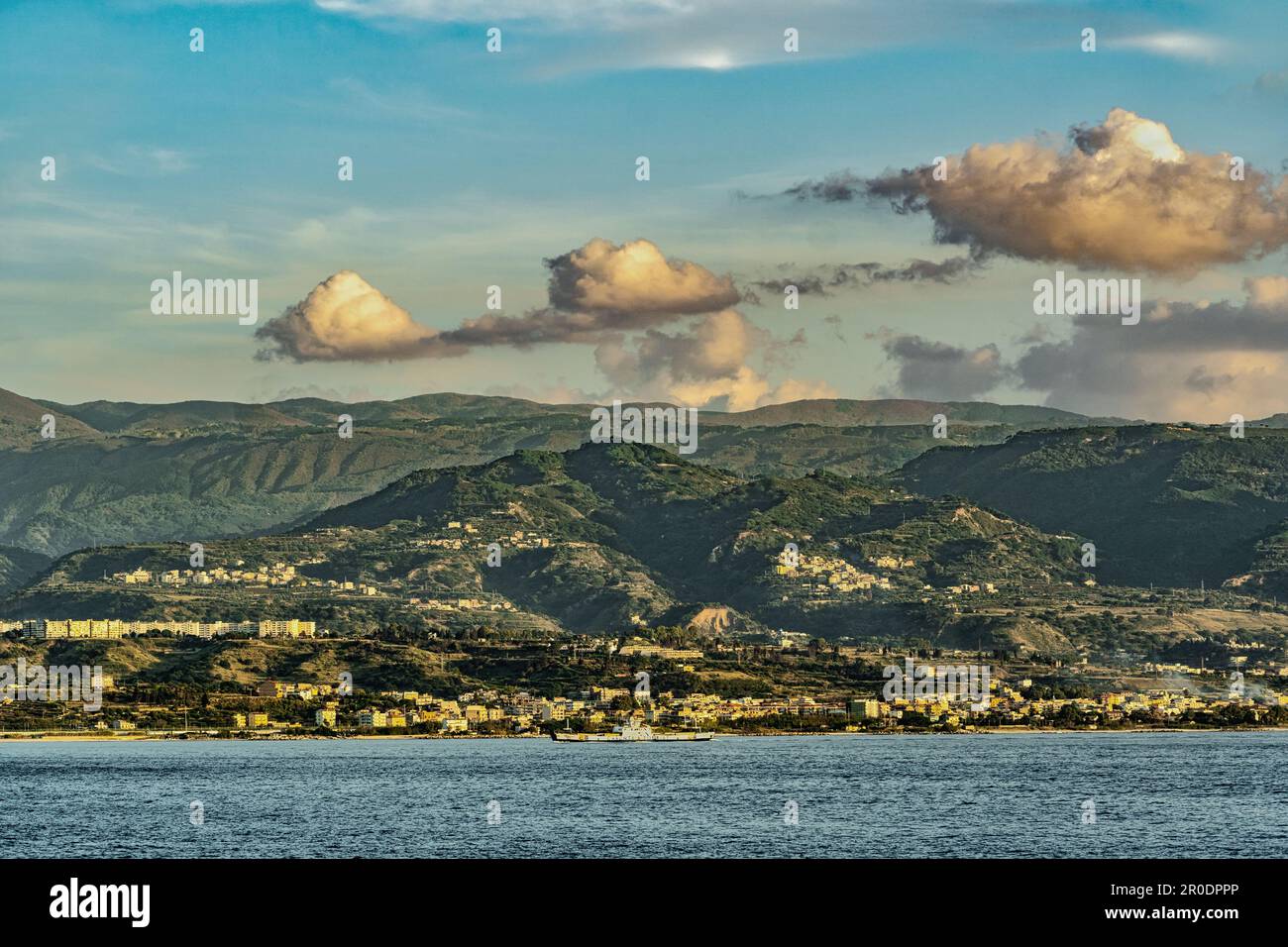 Die bergigen Küsten Kalabriens in der Straße von Messina. Die Städte Villa San Giovanni und die Metropolstadt Reggio Calabria. Messina Stockfoto