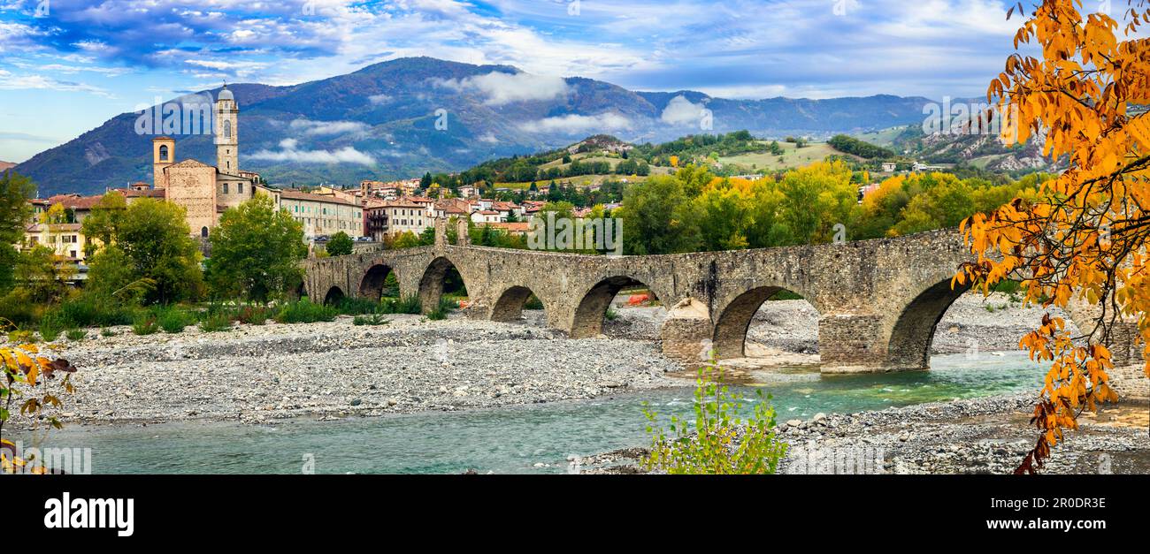 Bobbio - wunderschönes mittelalterliches Dorf (borgo) der Emilia-Romagna in Italien. Panoramablick auf die Altstadt und die alte Brücke Stockfoto