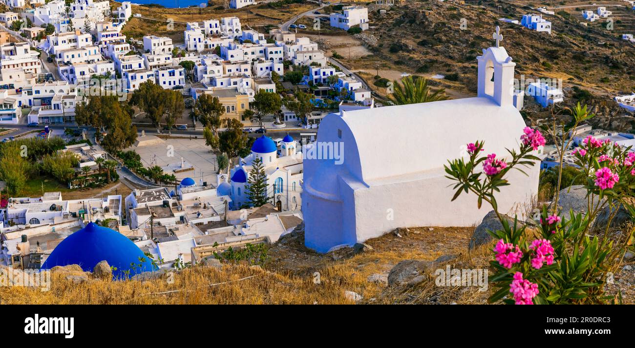 IOS-Insel. Griechenland, Kykladen. Panoramablick auf das Dorf Chora mit Kirchen und weiß getünchten Häusern. Beliebtes Touristenziel Stockfoto