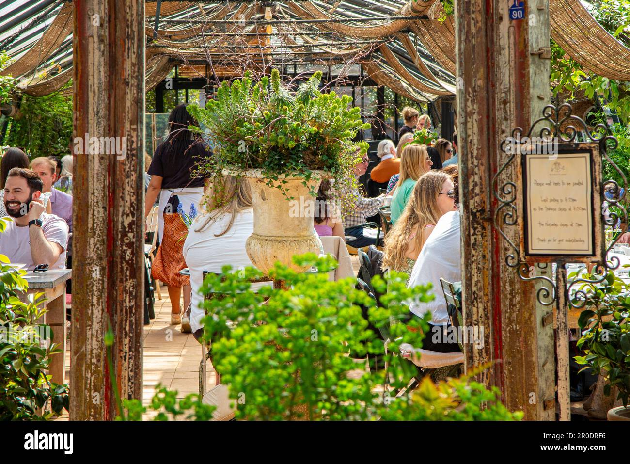 Speiseräume im Petersham Nurseries, einem gehobenen Gartenzentrum in Richmond, Surrey Stockfoto