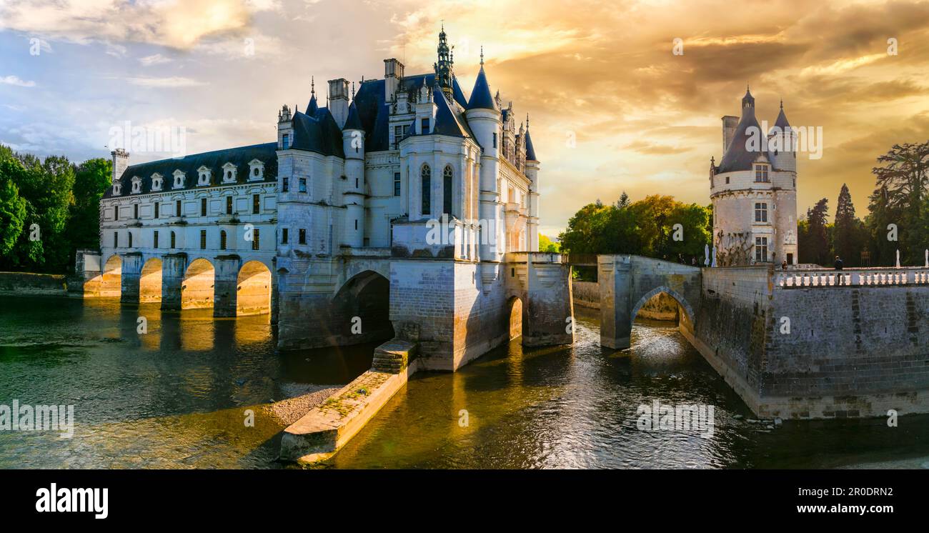 Märchenhaftes Schloss Chenonceau bei Sonnenuntergang, wunderschöne Schlösser im Loiretal, Reisen nach Frankreich und Wahrzeichen Stockfoto