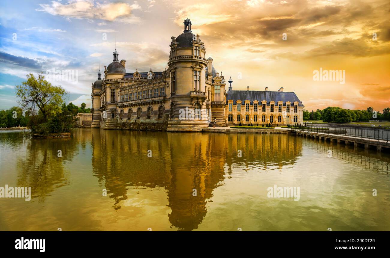 Großartige wunderschöne Schlösser und das Kulturerbe Frankreichs - Chateau de Chantilly bei Sonnenuntergang Stockfoto