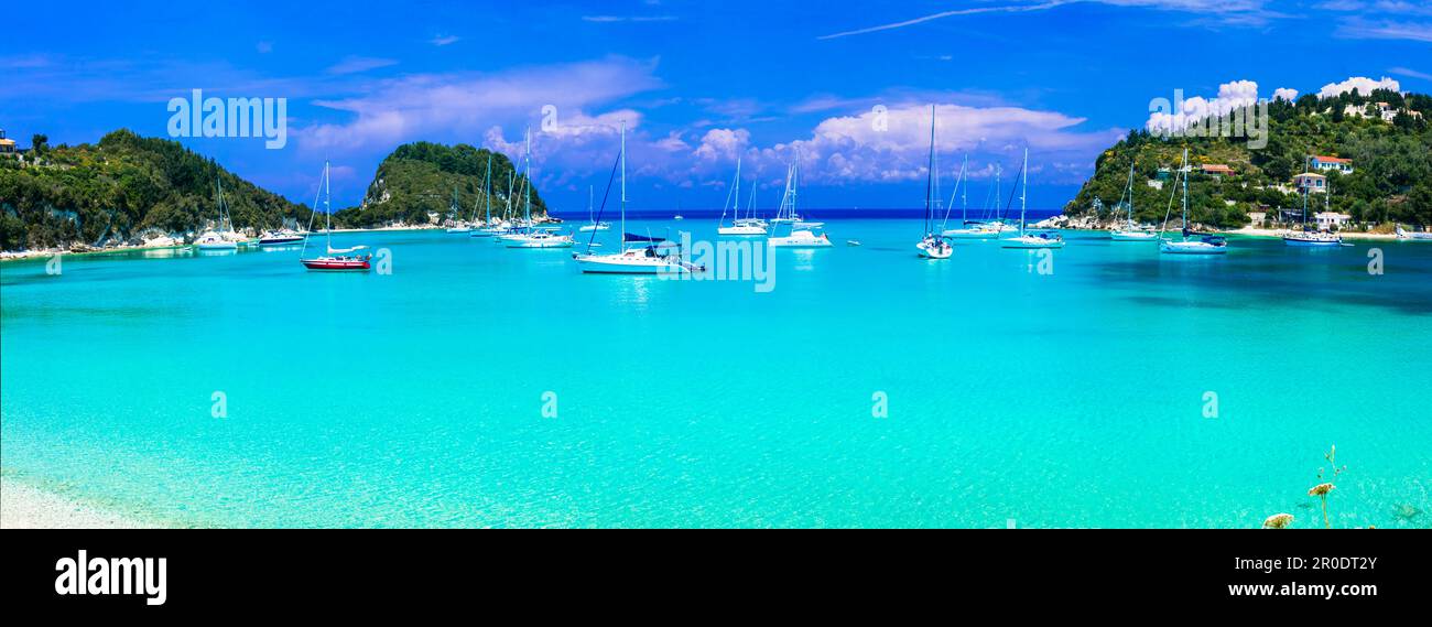 Ionische Inseln Griechenlands. Herrliche Insel Paxos. Wunderschöne türkisfarbene Bucht und Strand im Dorf Lakka. griechische Sommerziele Stockfoto