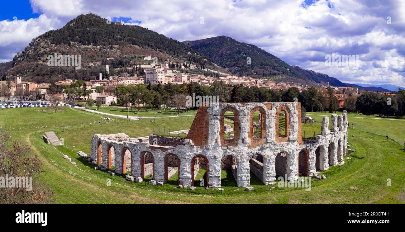 Großartige historische italienische Wahrzeichen - beeindruckende Stadt Gubbio in Umbrien. Panoramablick von der Drohne auf das römische Amphitheater. Reisen nach Italien Stockfoto