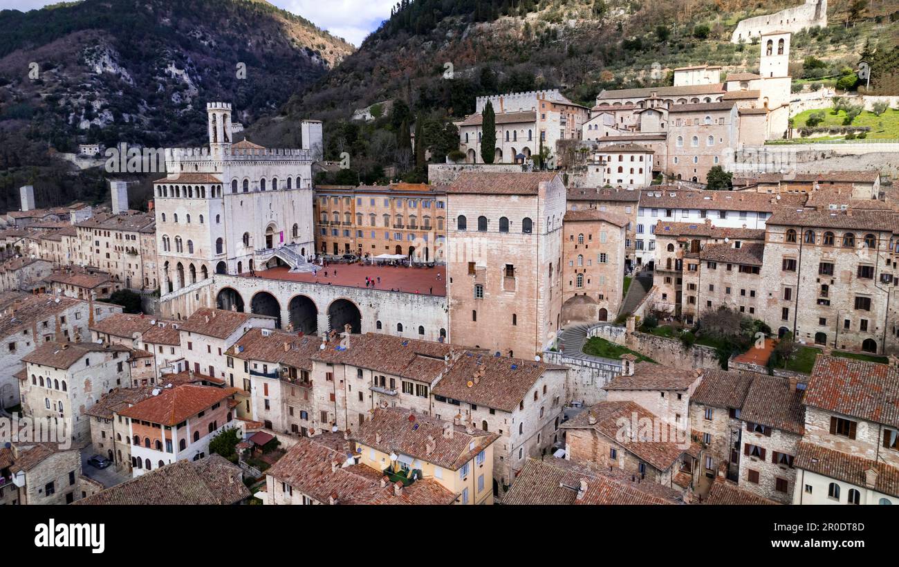 Großartige historische italienische Wahrzeichen und die besten Touristenziele - beeindruckendes Gubbio in Umbrien. Panoramablick von der Drohne auf die mittelalterliche Stadt. Italien tr Stockfoto