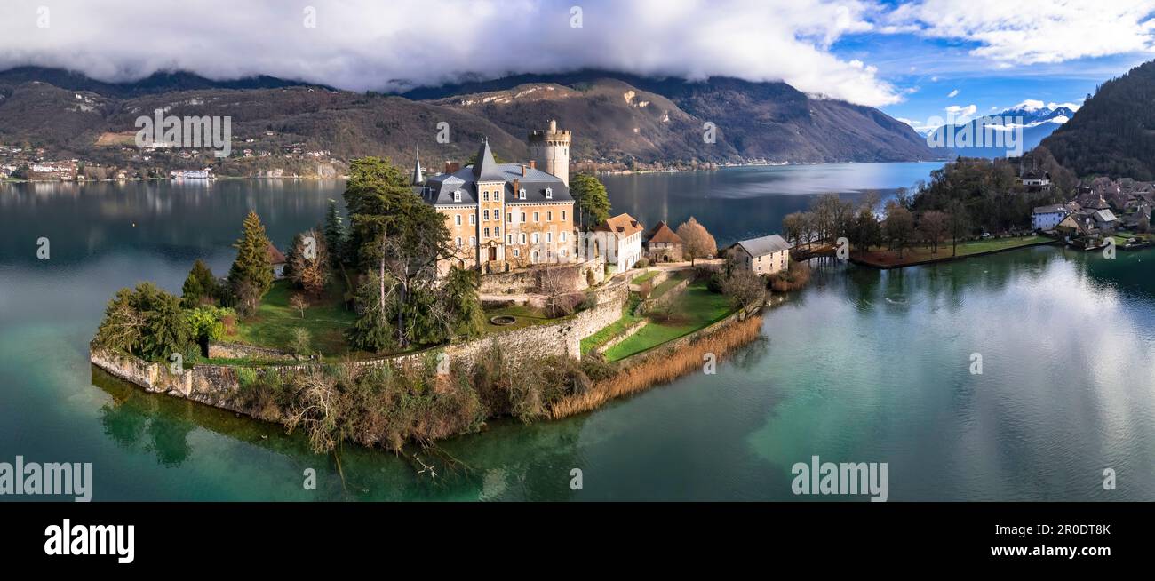 Herrliche malerische Seen der europäischen Alpen - wunderschönes Annecy mit märchenhaftem Schloss Duingt auf der Insel. Panoramablick aus der Vogelperspektive. Frankreich, Haute-Savoie Stockfoto
