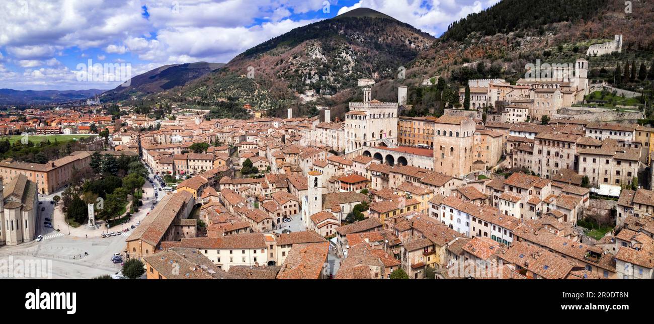 Panoramablick von der Drohne auf die mittelalterliche Stadt Gubbio in Umbrien. Reisen Sie nach Italien. Großartige historische italienische Wahrzeichen und die besten Touristenziele Stockfoto