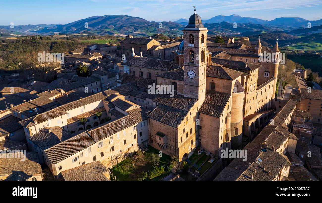 Eine der schönsten mittelalterlichen Städte Italiens - Urbino in der Region Marken. Panoramablick aus der Luftdrohne über den Sonnenuntergang Stockfoto