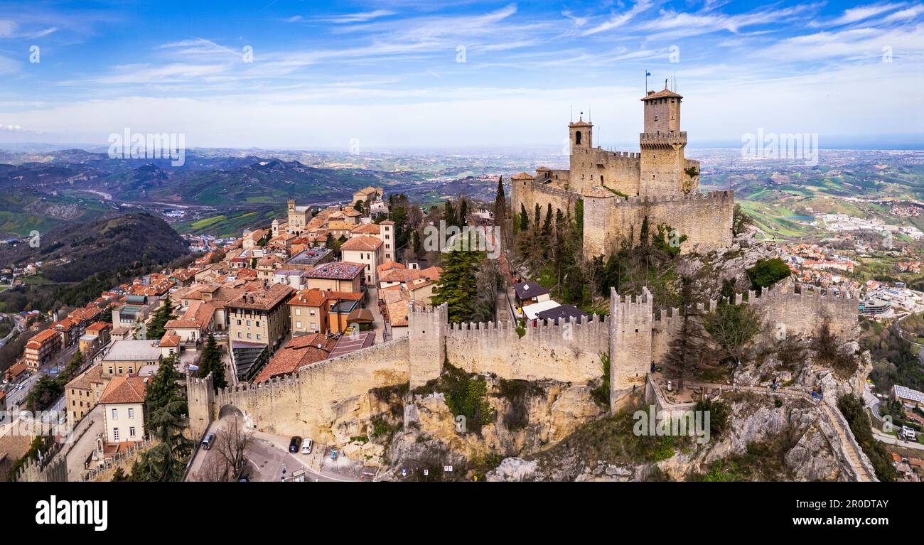 San Marino – Panoramablick von der Drohne auf die mittelalterliche Stadt und eines der Schlösser. Reisen nach Italien und Sehenswürdigkeiten Stockfoto