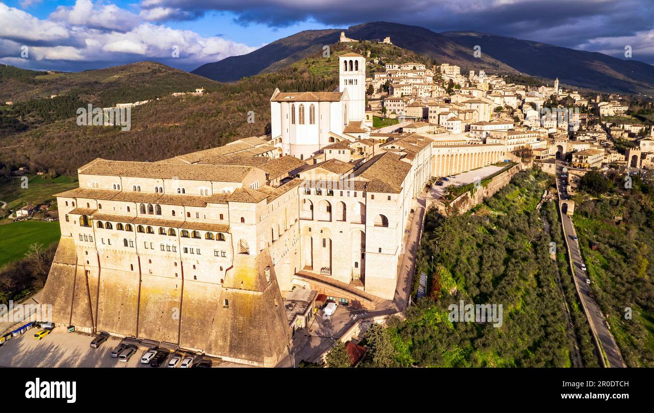 Beeindruckende mittelalterliche Stadt Assisi in Umbrien. Italien. Panoramablick von der Drohne aus der Luft. italienisches Reiseziel und die besten Reiseziele Stockfoto