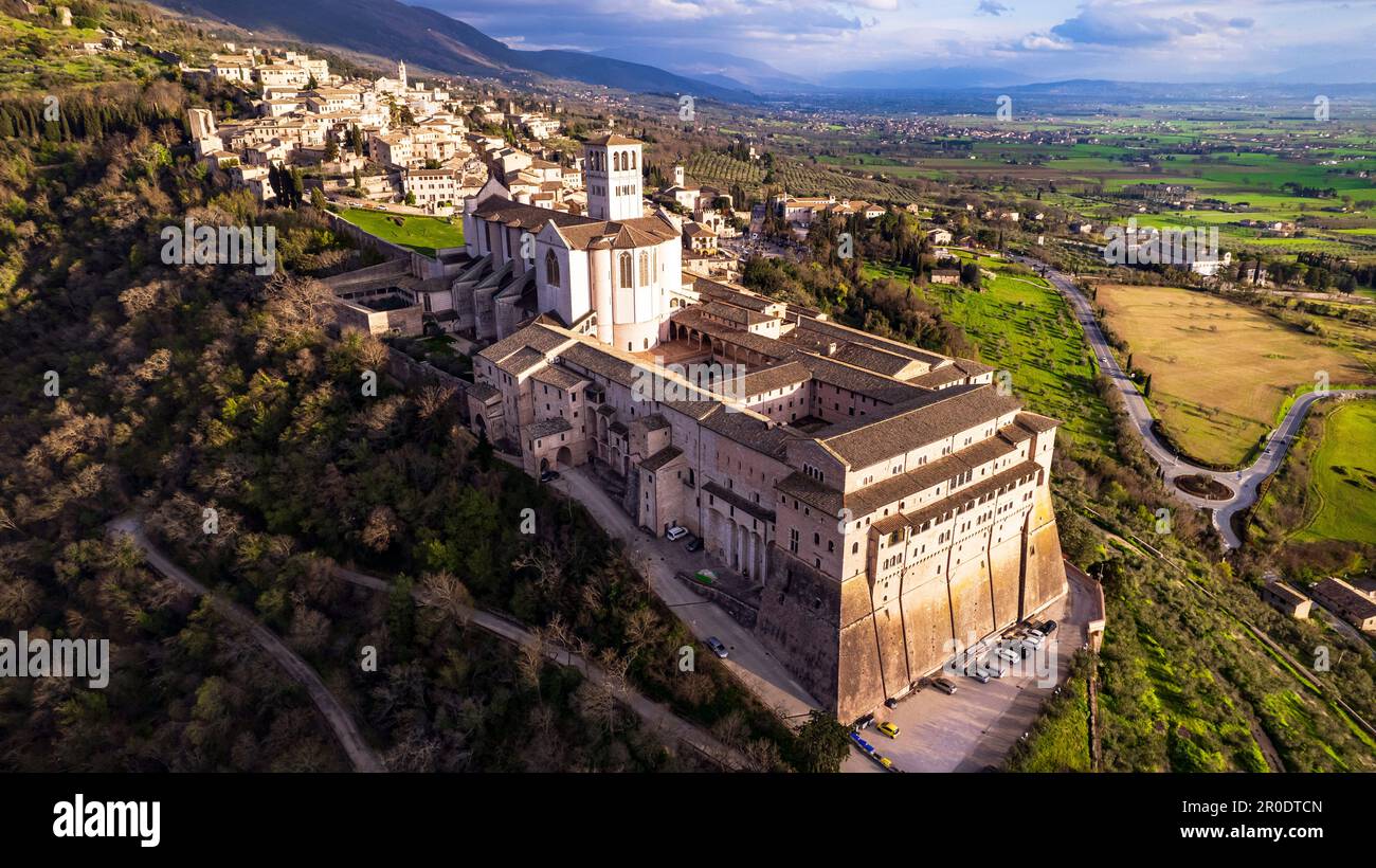 Beeindruckende mittelalterliche Stadt Assisi in Umbrien. Italien. Panoramablick von der Drohne aus der Luft. italienische Reiseziele und beste Reiseziele Stockfoto