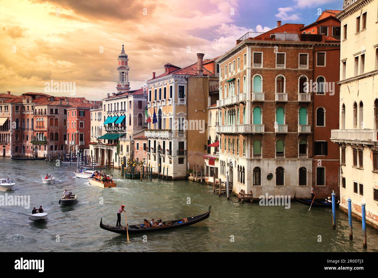 Romanischer venezianischer Sonnenuntergang über dem Canal Grande, Venedig, Italien. Stockfoto