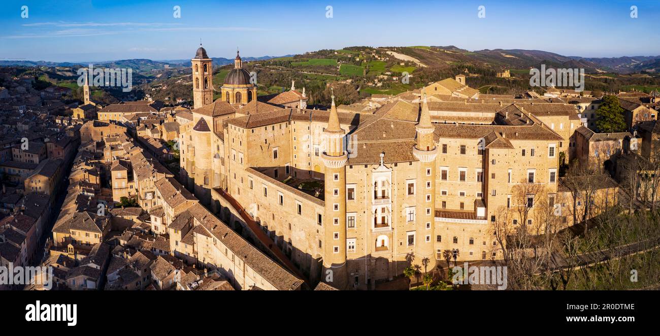 Eine der schönsten mittelalterlichen Städte Italiens - Urbino in der Region Marken. Panoramablick aus der Luftdrohne über den Sonnenuntergang Stockfoto