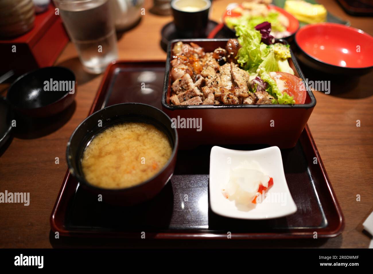Ein japanisches Rive Bowl Set serviert auf einem Holztisch Stockfoto