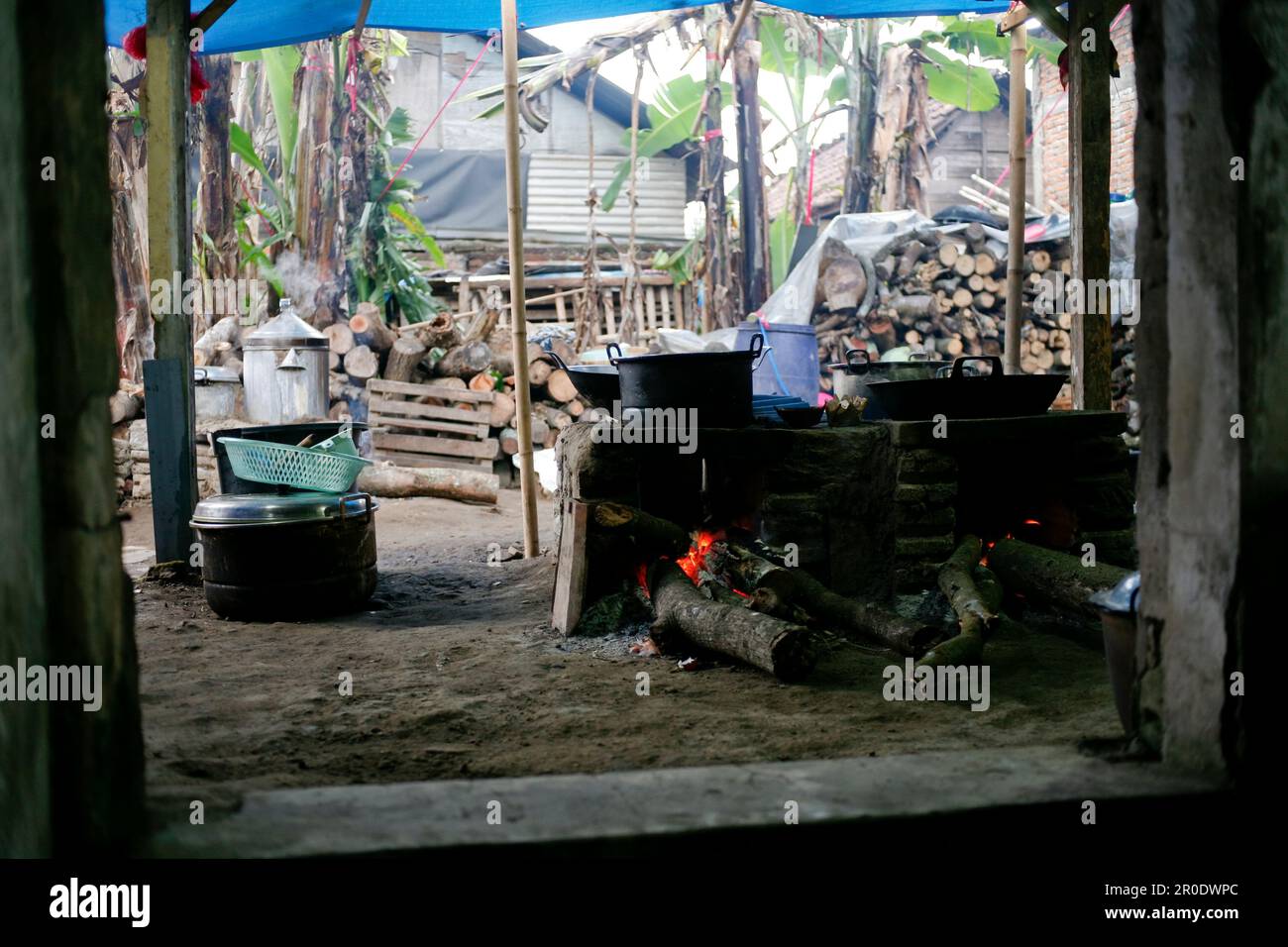 Ländliche Küche. Traditionelle Öfen, die von den Einwohnern des ländlichen Indonesiens verwendet werden, aus Ton und Ziegeln hergestellt und mit Holz betrieben. Stockfoto
