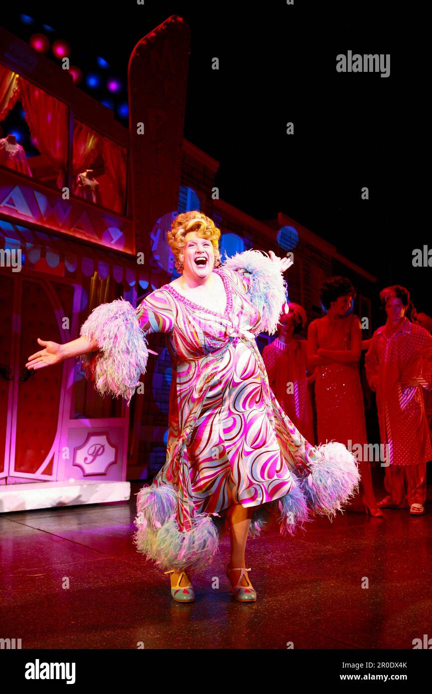 Michael Ball (Edna Turnblad) in HAIRSPRAY im Shaftesbury Theatre, London WC1 30/10/2007 Buch: Mark O'Donnell & Thomas Meehan Musik: Marc Shaiman Texte: Scott Wittman & Marc Shaiman Set Design: David Rockwell Kostüme: William Ivey lange Perücken & Haare: Paul Huntley Beleuchtung: Kenneth Posner Choreographie: Jerry O Mitchell Regisseur Stockfoto