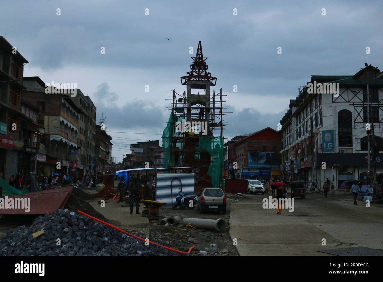 Mai 08,2023, Srinagar Kaschmir, Indien: Arbeiter sind mit den Renovierungsarbeiten des Ghanta Ghar (Uhrenturms) im Stadtzentrum von Lal Chowk in Srinagar beschäftigt. Vom 22. Bis 24. Mai findet in Srinagar ein Treffen von Delegierten aus G20 Nationen statt. Am 08. Mai 2023 in Srinagar Kaschmir, Indien. (Foto: Firdous Nazir/Eyepix Group). Stockfoto