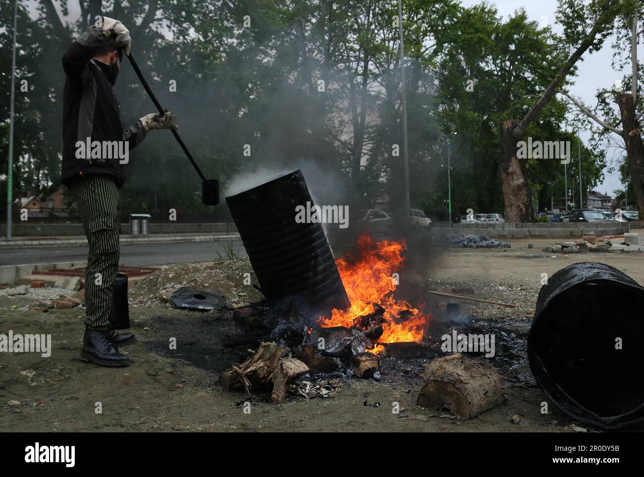 Srinagar Kaschmir, Indien. 08. Mai 2023. Ein Arbeiter führt Renovierungsarbeiten im Stadtzentrum von Lal Chowk in Srinagar durch. Vom 22. Bis 24. Mai findet in Srinagar ein Treffen von Delegierten aus G20 Nationen statt. Am 08. Mai 2023 in Srinagar Kaschmir, Indien. (Kreditbild: © Firdous Nazir/Eyepix via ZUMA Press Wire) NUR REDAKTIONELLE VERWENDUNG! Nicht für den kommerziellen GEBRAUCH! Stockfoto