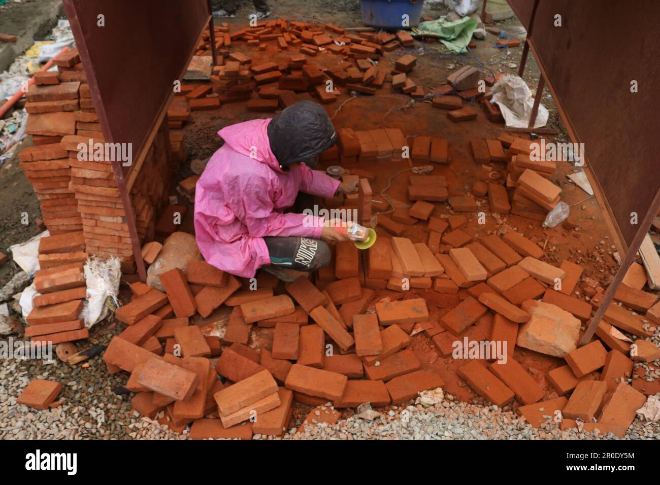 Srinagar Kaschmir, Indien. 08. Mai 2023. Ein Arbeiter führt Renovierungsarbeiten im Stadtzentrum von Lal Chowk in Srinagar durch. Vom 22. Bis 24. Mai findet in Srinagar ein Treffen von Delegierten aus G20 Nationen statt. Am 08. Mai 2023 in Srinagar Kaschmir, Indien. (Kreditbild: © Firdous Nazir/Eyepix via ZUMA Press Wire) NUR REDAKTIONELLE VERWENDUNG! Nicht für den kommerziellen GEBRAUCH! Stockfoto