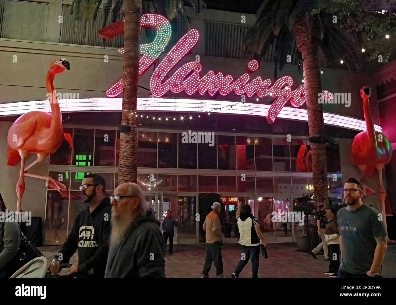 Das Flamingo Las Vegas Hotel and Casino bei Nacht mit Leuten draußen auf der Straße in Las Vegas, Nevada, USA. Stockfoto