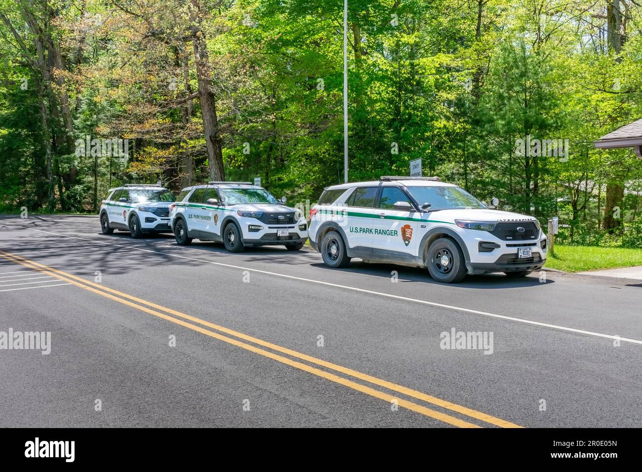 Cades Cove, Tennessee, USA – 24. April 2023: Horizontale Aufnahme von Park Ranger-Fahrzeugen, die auf der Straße im Great Smoky Mountains Natio geparkt sind Stockfoto