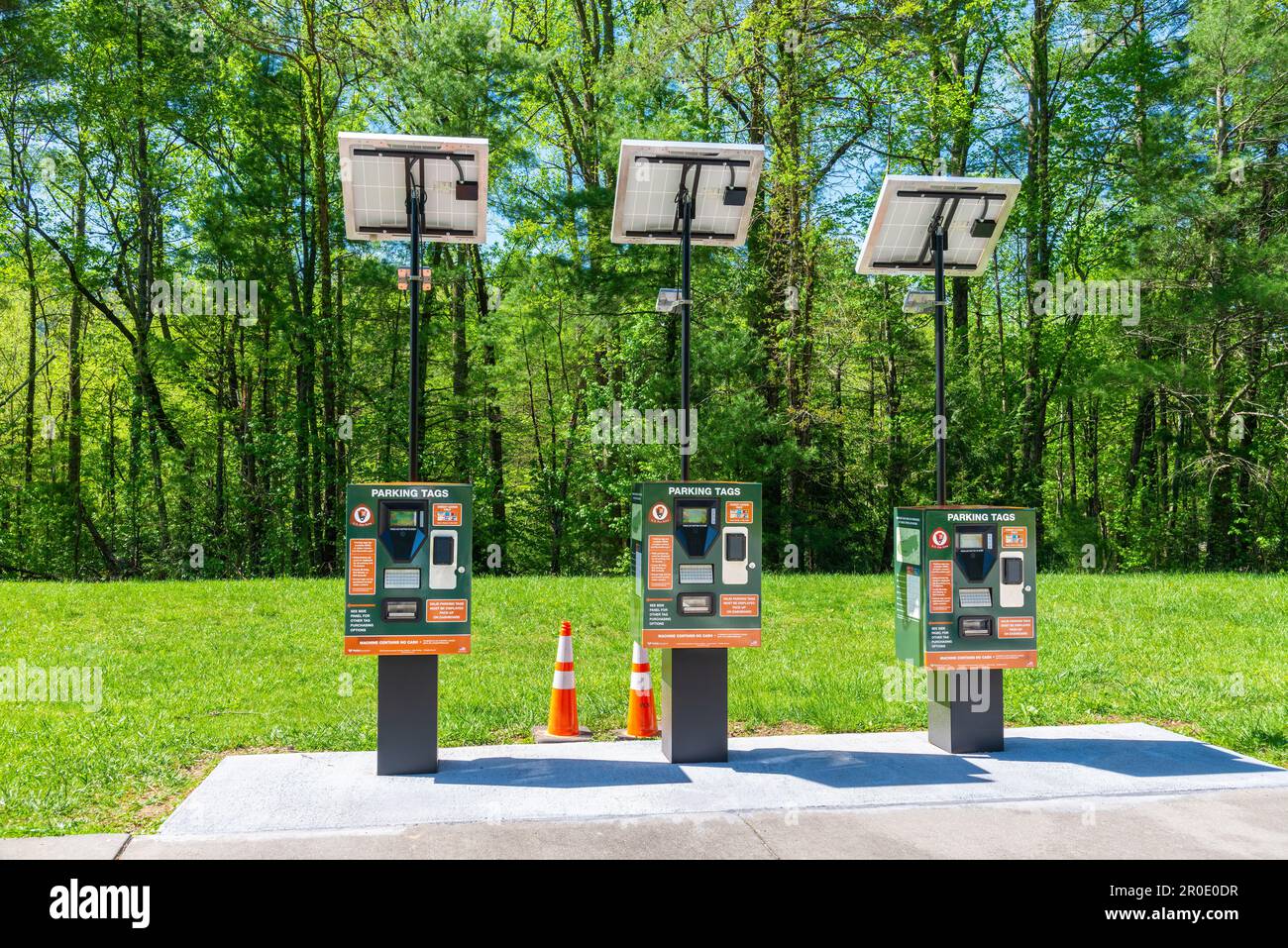 Cades Cove, Tennessee, USA – 24. April 2023: Horizontale Aufnahme von drei solarbetriebenen Parkschildern im Great Smoky Mountains National Park Stockfoto