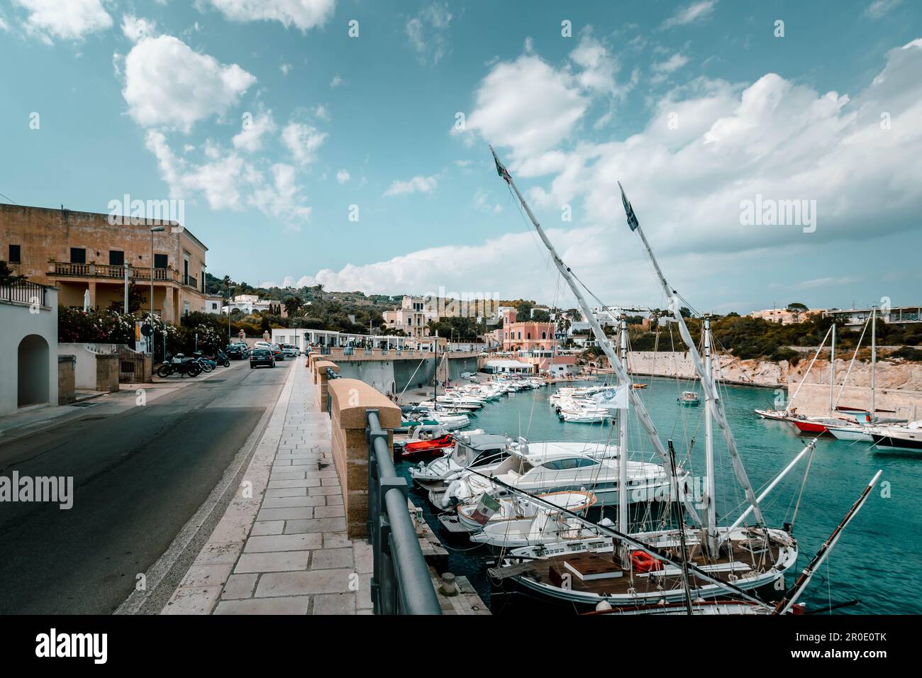 Boote vor Anker in Tricase Porto - Salento, Apulien, Italien Stockfoto