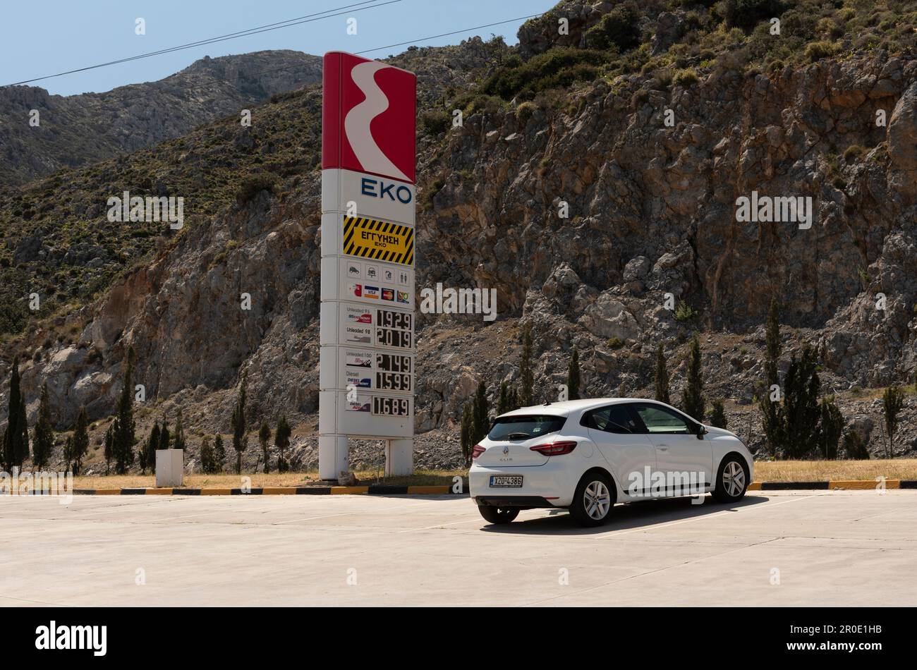 Östliches Kreta, Griechenland, EU. 2023. Kraftstoffpreise an Tankstellen auf einer Bergstraße in Kreta. Stockfoto