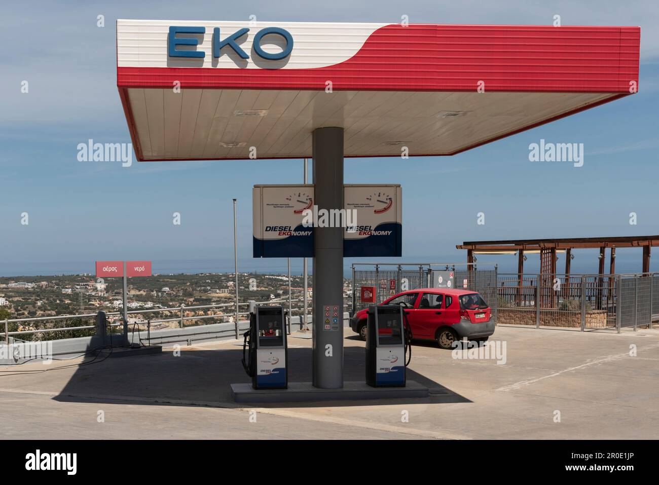 Herkalion, Kreta, Griechenland, EU. 2023. Überblick über eine Tankstelle mit Blick auf die Küste in der Nähe von Malia, Kreta, Stockfoto
