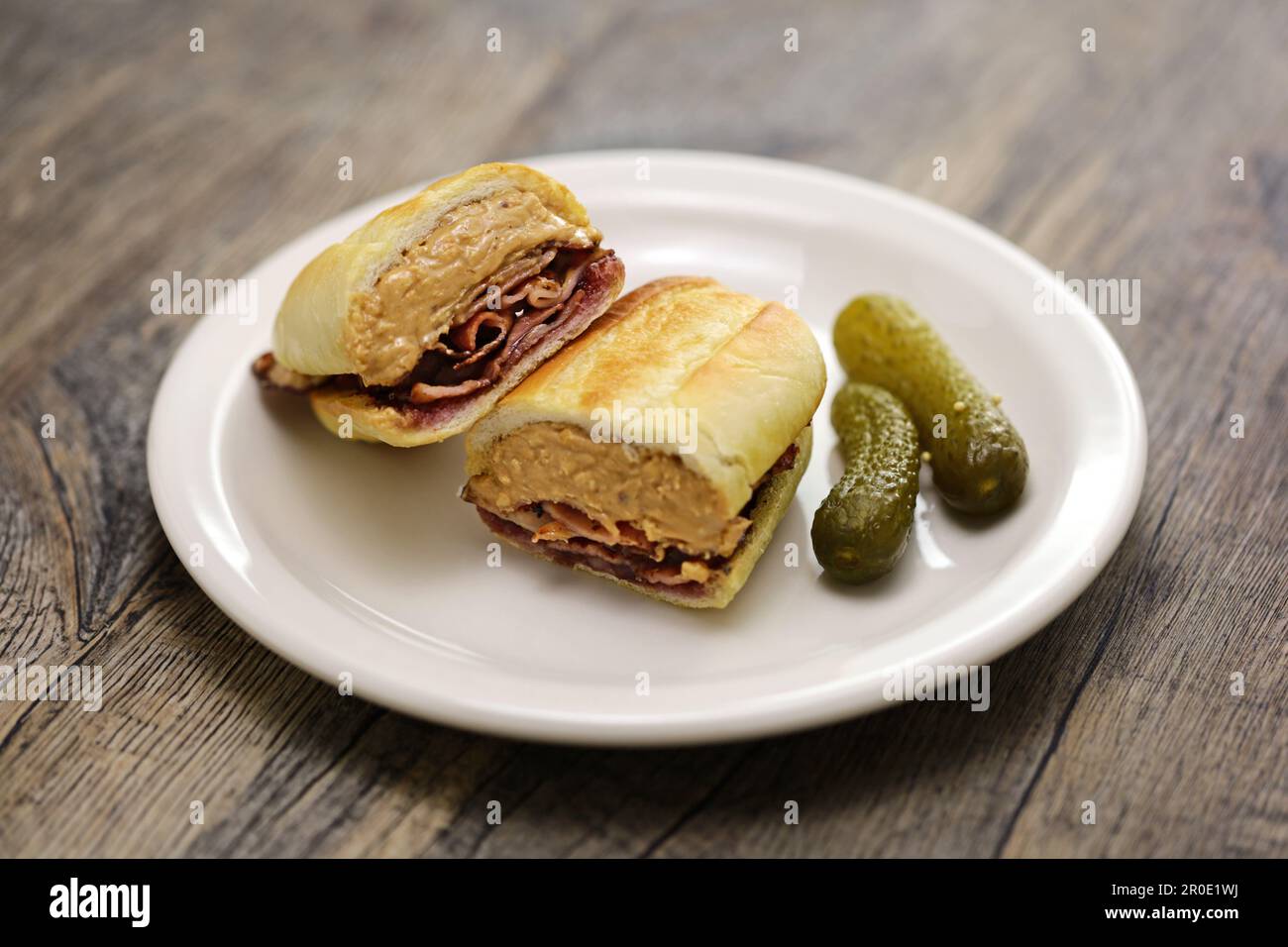 französisches Weißbrot mit Erdnussbutter, Speck und Traubengelee. Ein Goldlaaf Stockfoto